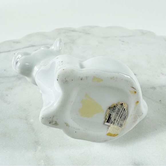 🎄 175. White Ceramic Cow Creamer Small Pitcher Farmhouse Cottagecore Kitchen - Picture 8 of 8